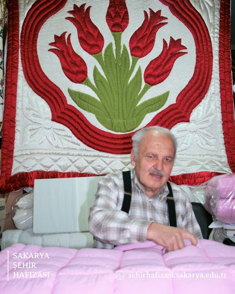 🕊️ Yorgancılık sanatının büyük ustası Hasan Kar’ı kaybetmenin derin üzüntüsünü yaşıyoruz.
Hazırladığı kataloglarla Anadolu’daki ustalara ilham olmuş, bu geleneksel sanatı geleceğe taşımıştır.
Ruhu şad olsun.
#HasanKar #Yorgancılık #KültürelMiras #Kültür #Saü