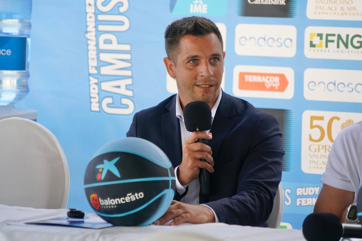IMEPalma's tweet image. 🏀 El Campus de Bàsquet Rudy Fernández arrenca avui amb força a Son Moix!
🎙️ Avui matí, el director general d’Esports de Palma, David Salom, ha participat a la presentació oficial, destacant el campus com a espai de convivència i creixement de 250 infants i joves.
#RF5