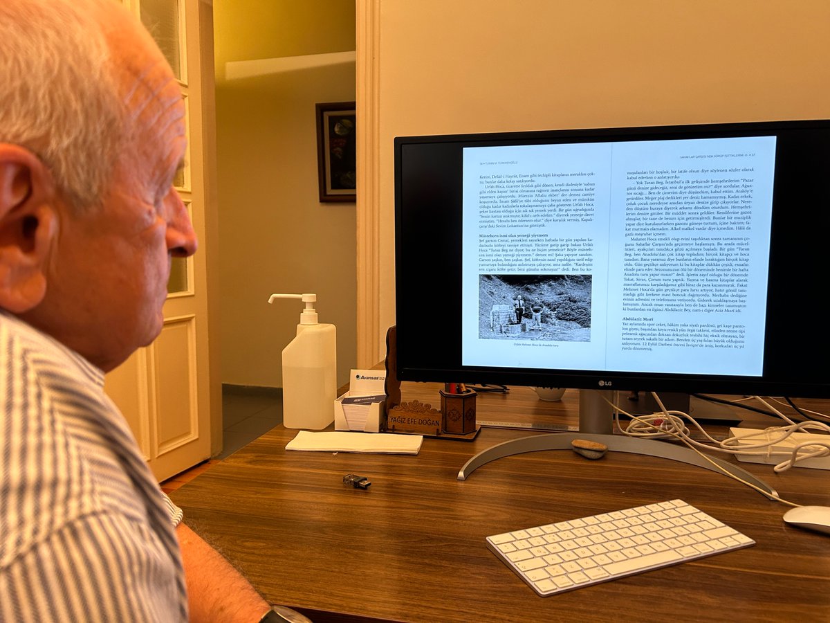 Duayen sahaf Turan Türkmenoğlu ile Ötüken’deyiz. Editörlüğünü üstlendiğim ikinci kitabı mizanpaj tezgâhına çıktı. Bu ciltte yazma eserlerle ilgili hatıraların çok dikkat çekeceğini düşünüyorum.