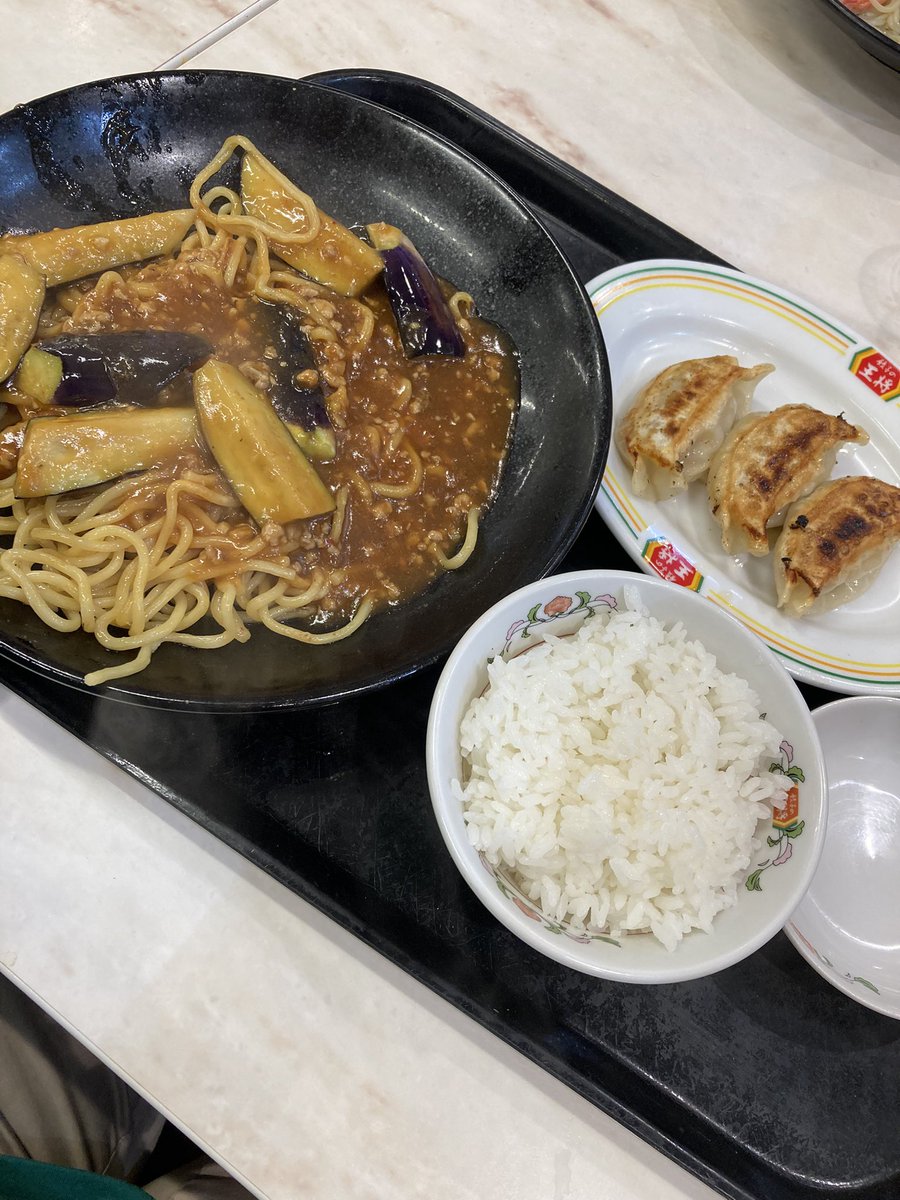 dayapon17's tweet photo. 写真忘れてた😆
本部長の「ご飯にも合う！」が忘れられず、セ���トでご飯🍚
最後、餡と茄子🍆乗せて食べました🥳
これめっちゃ好きな味💘 https://t.co/Q4nUtCOfNo