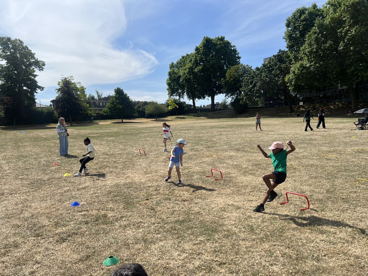 Ggibbonsps's tweet image. KS1 &amp;amp; Y3 smashed Sports Day! 🏃‍♂️☀️
From speedy sprints to hilarious parent &amp;amp; teacher races, the energy was off the charts! 👟🎉
Big cheers to all who ran, clapped &amp;amp; laughed with us — what a day! 💛

#SportsDay2025 #FallForward #KS1Stars #Y3Champions #SchoolSpirit