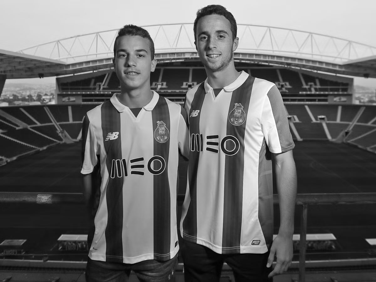 CallumFT_'s tweet image. I don’t think the footballing world has ever been this united or had this strong a sense of togetherness ever.

Everywhere I look I see people from all backgrounds honouring Diogo and Andre together as one; I hope their family can be proud of that like they would’ve been.

❤️