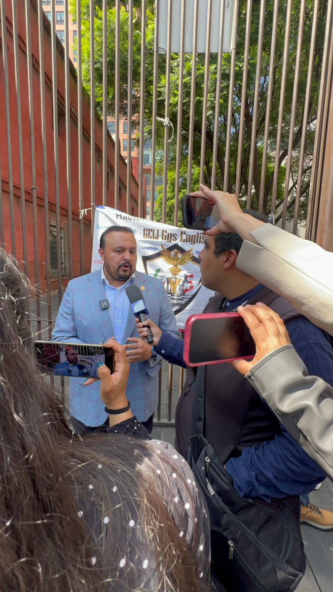 ¡Nuestros migrantes no están solos! ✨

Desde el PAN CDMX alzamos la voz fuerte y claro: los chilangos en el extranjero y sus familias merecen protección, apoyo y reconocimiento.

✅ Exigimos más recursos para los consulados que cuidan a nuestros paisanos en EUA.
✅ Queremos