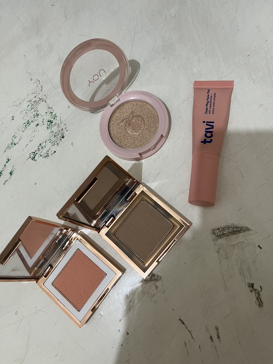 wts // want to sell
esqa blush honolulu 
esqa bronzer cabo 
tavi blush orbitelle
you highlighter sunkissed glow 
isi masih byk smua sprt di foto, yg tavi br pump 3x 
take all 150k only 
bsa by 🍊 ya 

wts wtb