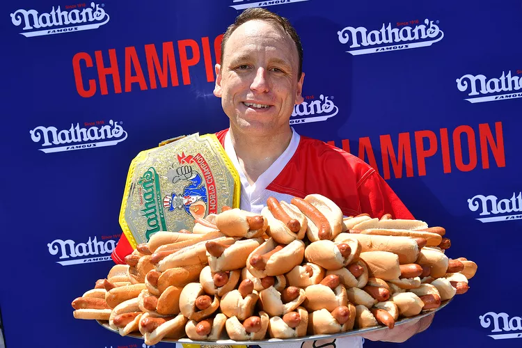 Joey Chestnut is back at the Nathan’s Hot Dog Eating Contest in search of his 17th Mustard Belt🐐🌭! 

To Win -2500

Over 71.5 🌭 -105
Under 71.5 🌭 -125

Break Record of 76 🌭 Eaten +375 

Will the Glizzy Gladiator dominate in his return to Coney Island? 
coolbet.com/ca/sports/ente…