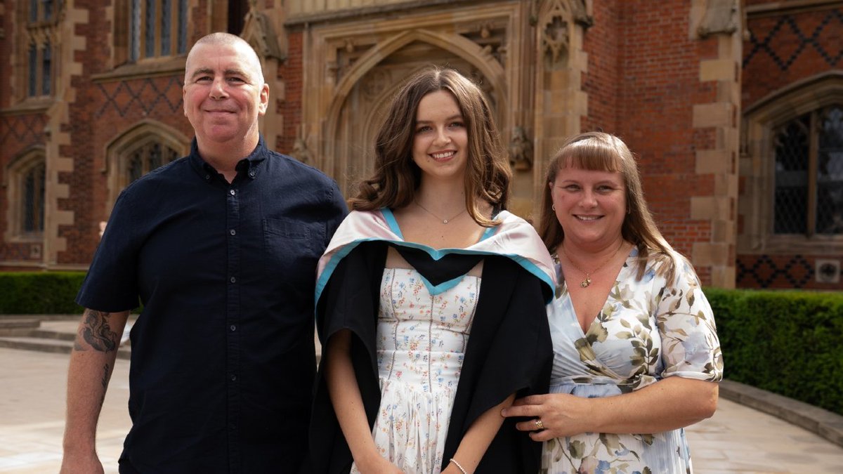 QUBAlumni's tweet image. 🎓 Congratulations to Sophie Crumlin on her graduation from Queen’s!
As an alumna of the Pathway Opportunity Programme, Sophie has made a real impact — from mentoring prospective students and leading campus visits, to studying abroad in Nashville and representing Queen’s in New…