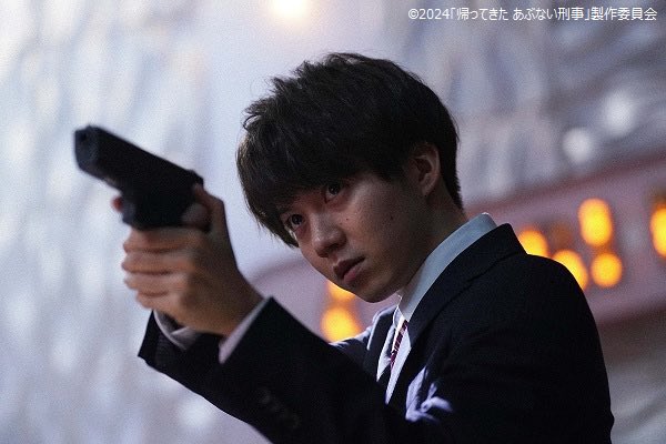 早瀬の後輩の剣埼未来彦役は #鈴木康介👤さん。「長い歴史の詰まった作品なので、参加できる嬉しさと同時にプレッシャーもありました」とコメント。宍戸隼人役は