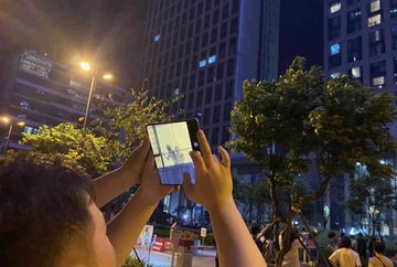 gunabelguillano's tweet photo. 广州萤火虫漫展酒店事件，谁能想到，两个人直接在落地窗前面做起来了。底下全是吃瓜群��� 现在的年轻人真会玩。视频替你们整理好了  
链接：https://t.co/NLDlfCfi9g
… #漫展 #广州萤火虫漫展 https://t.co/KAOJdU9X3j