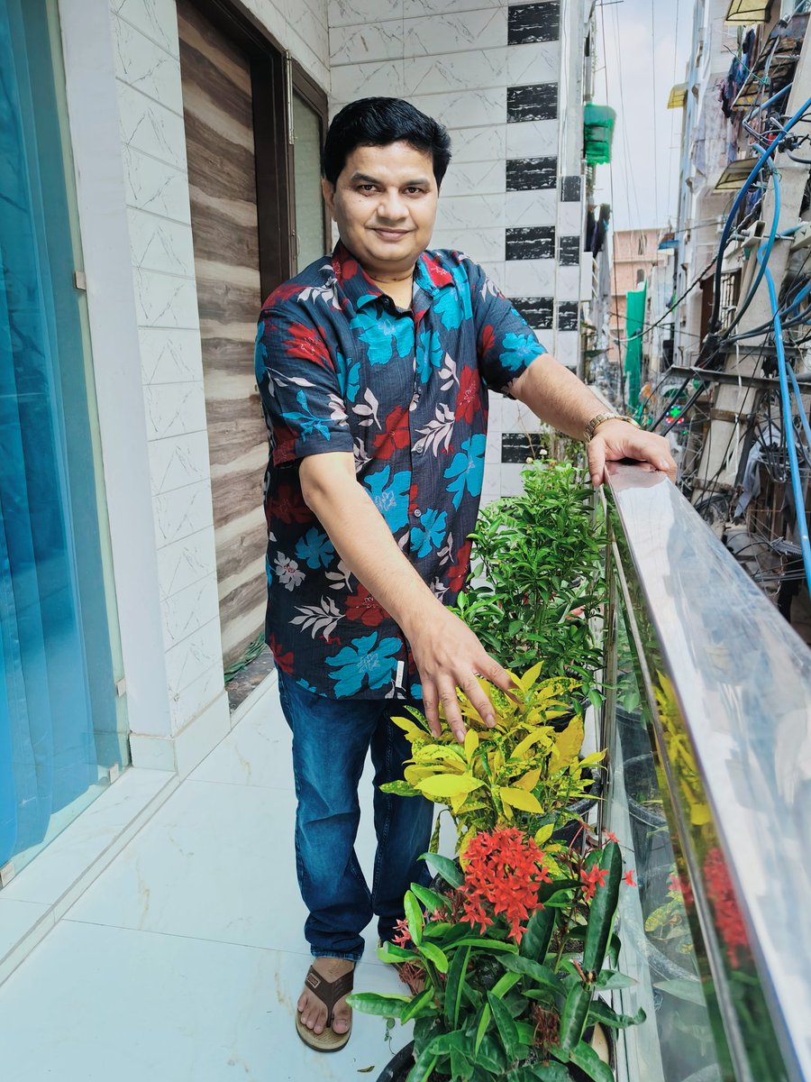 जो शख्स आपकी ख़ुशी में ख़ुश ना हो आपके दुख में दुखी ना हो ऐसे हमदर्दों से दूर रहे !!