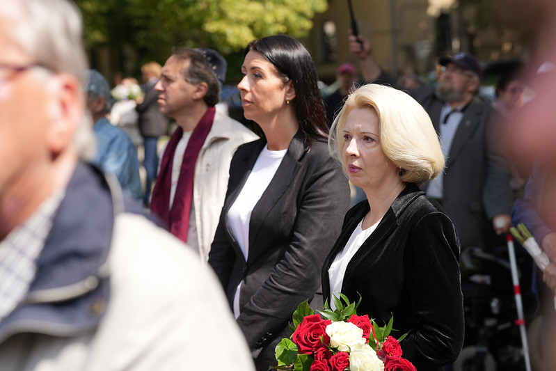 Šodien godinām ebreju tautas genocīda upuru piemiņu. Pirms 84 gadiem nacistu pastrādātās zvērības okupētajā Latvijā arī šodien kalpo kā baiss atgādinājums, cik būtiski ir nebūt vienaldzīgiem un rīkoties, lai nekas tāds vairs neatkārtotos. Nekad.