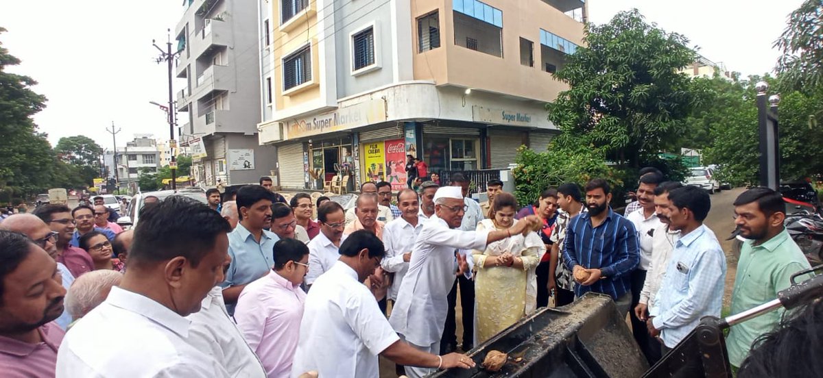 KishorShitole8's tweet image. सामाजिक न्याय मंत्री तथा छत्रपती संभाजीनगरचे पालकमंत्री श्री. संजयजी शिरसाठ यांच्या प्रयत्नातून बिड बायपास परिसरातील अथर्व रॉयल सोसायटी,सेनानगर मधील मेन रोडच्या नवीन कामाचा शुभारंभ.  कार्यक्रमाला ज्येष्ठ मंडळी,प्रतिष्ठित नागरिक, महिला मोठ्या संख्येने उपस्थित होते.
#KishoreShitole