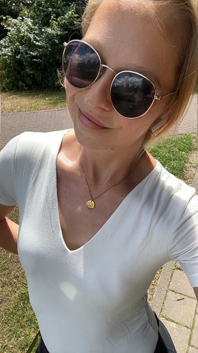 Ab jetzt bei der Arbeit.
Wie immer wird artig still gesendet!
Ihr wisst wie es funktioniert.
Alles was zählt ist meine Zufriedenheit.
Also ran an die Arbeit mit euch!

#findom #goddess #göttin #geldherrin #paypig #zahlschwein #atm #silentsends