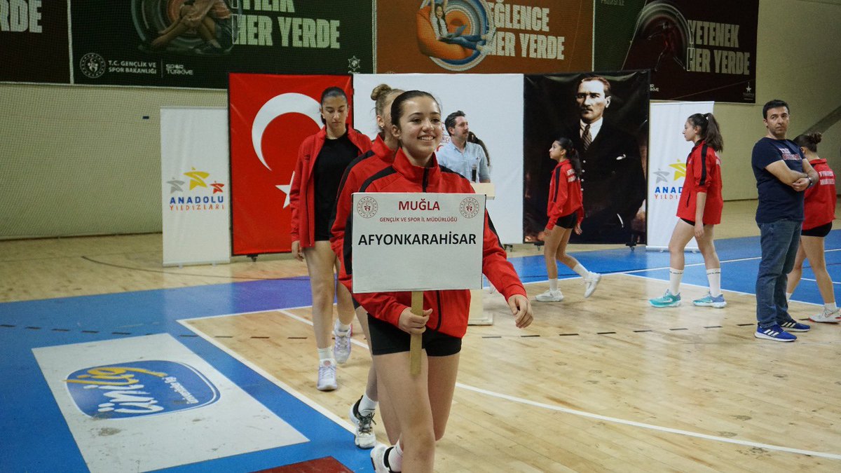 GSB_Mugla's tweet photo. 🏐 ANALİG HEYECANI MUĞLA’DA

@analigsb 1. Etap 2. Grup Voleybol Müsabakaları’nın açılış seremonisi, Menteşe Spor Salonu’nda gerçekleşti.Kızlar ve erkekler kategorisinde ilimizinde aralarında yer aldığı toplam 10 ilden gelen genç sporcular, filede dostluk ve mücadele için buluştu. https://t.co/iFWnZl2N9V