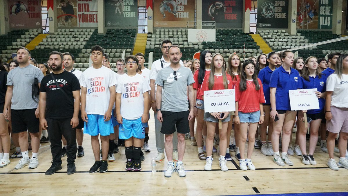 GSB_Mugla's tweet photo. 🏐 ANALİG HEYECANI MUĞLA’DA

@analigsb 1. Etap 2. Grup Voleybol Müsabakaları’nın açılış seremonisi, Menteşe Spor Salonu’nda gerçekleşti.Kızlar ve erkekler kategorisinde ilimizinde aralarında yer aldığı toplam 10 ilden gelen genç sporcular, filede dostluk ve mücadele için buluştu. https://t.co/iFWnZl2N9V