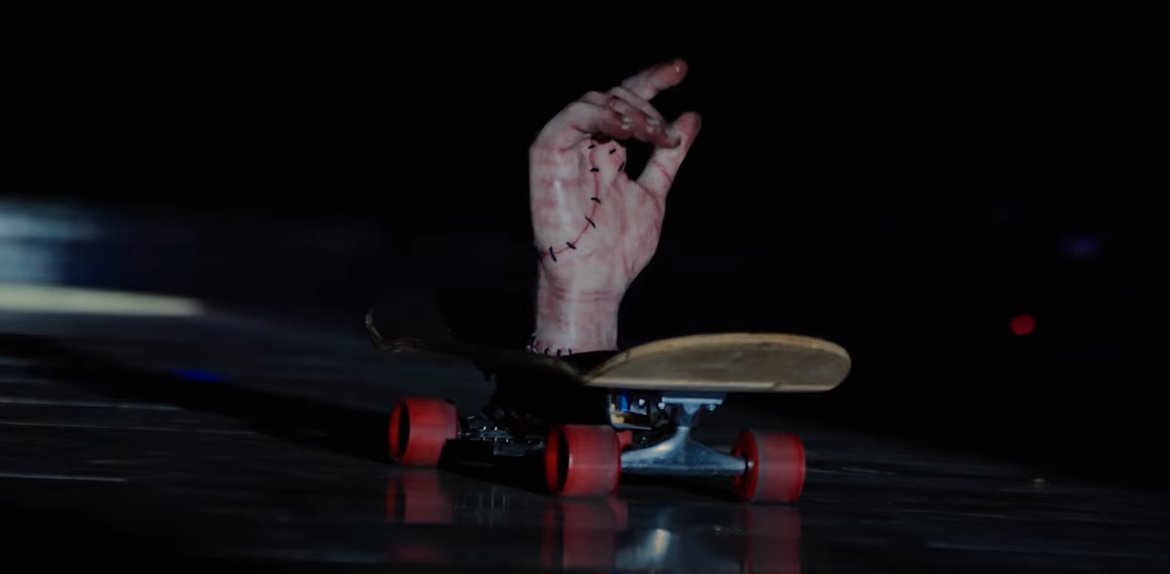 Wednesday’in Eli Manifestival Sahnesinde -  thisismad.co/reklamcilik/we…