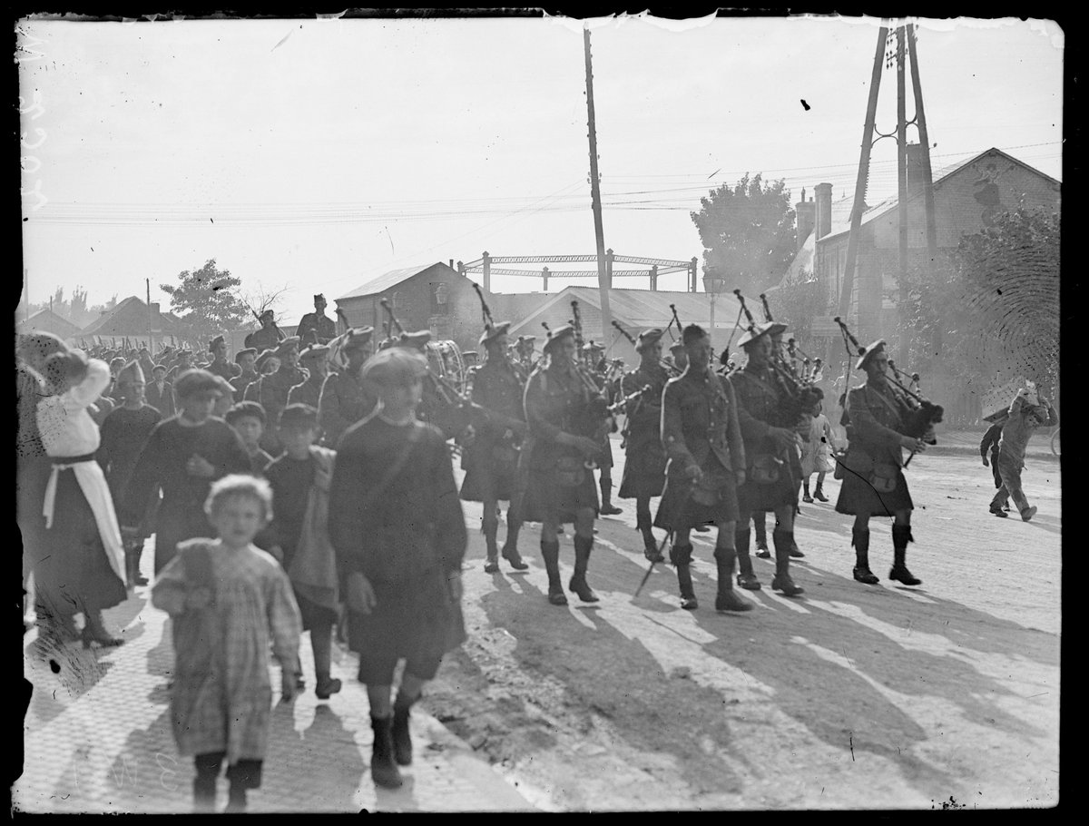 ecpa_d's tweet image. Le 19 juillet 1918 – Liancourt (Oise)
Les 70e et 71e brigades d'artillerie britanniques de la 15e division d’infanterie (Scottish) débarquent leur matériel dans la gare.
Réf. : SPA 55 W 2310
© Jacques Ridel/ECPAD/Défense
@Armees_Gouv