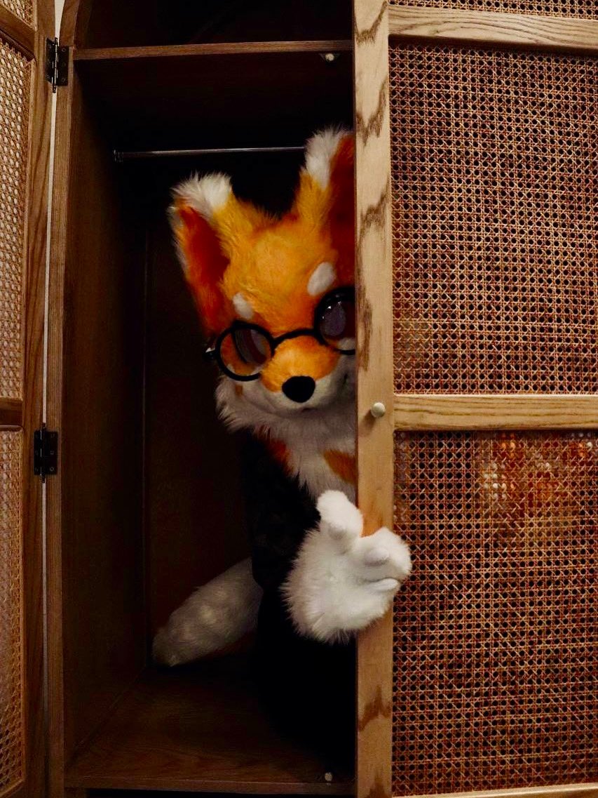 (冒出
今天幾號
#FursuitFriday 
📸: <a href="/h0_udini/">Juro Hashimoto 🔜 HiFurry2026</a>
