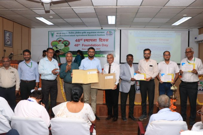 SMX_UpdatesHub's tweet photo. ICAR-CIARI licensed its innovative “Dweep Go Fly” fly repellent tech to Shri Sainath Shenoy on 23rd June 2025. A herbal-synthetic spray, safe for humans &amp; animals, repels flies for up to 36 hrs!
#ICAR #CIARI #TechnologyTransfer #FlyRepellent #StartupIndia https://t.co/mFlX1poBrT