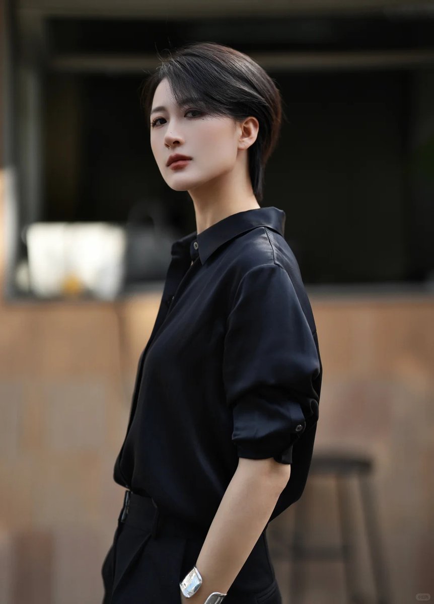 lich0080's tweet photo. Stunning black silk blouse #silk #satin #OLstyle https://t.co/Raa0O5vU2N