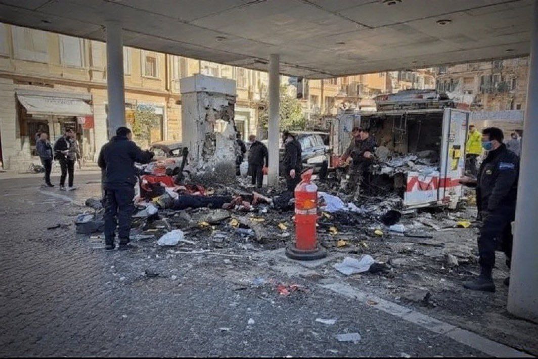 factsprime35's tweet image. 🚨💥 Powerful explosion rocks fuel depot on Via dei Gordiani in Rome, Italy 🇮🇹! 

Firefighters battling blaze, multiple injuries reported. 

#RomeExplosion #Italy #FuelDepot