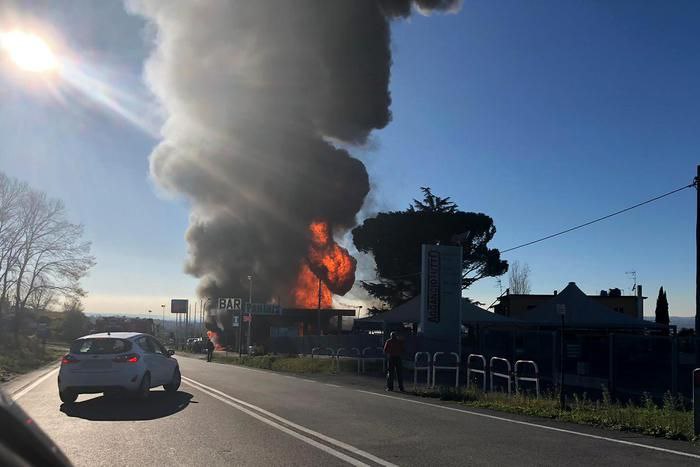 factsprime35's tweet image. 🚨💥 Powerful explosion rocks fuel depot on Via dei Gordiani in Rome, Italy 🇮🇹! 

Firefighters battling blaze, multiple injuries reported. 

#RomeExplosion #Italy #FuelDepot