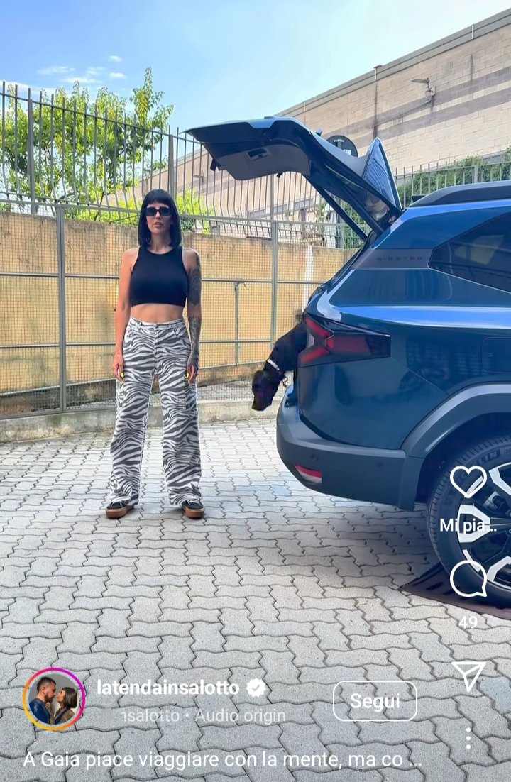 Carosbem's tweet photo. Finalmente #latendainsalotto dopo la vacanza al resort ci fa l'ADV del SUV. Adorabili, comunisti del popolo e assolutamente integri e non privilegiati come dicono di non essere. Mi raccomando compriamoci tutti il SUV ❤️
#influcirco https://t.co/J47YaJD8Xb