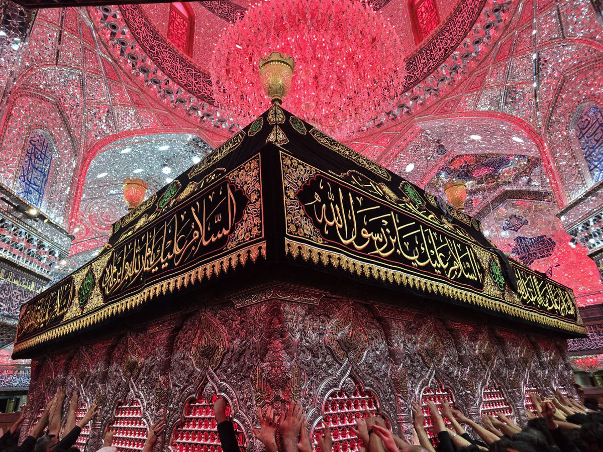 separvaane's tweet image. در ایران اسلامی، جایی که طنین گامهای شهیدان هنوز در کوچهها جاریست، ملتی ایستادهاند که از تبار عاشورایند و در مقابل ظلم، تنها پاسخشان «لبیک یا حسین» است.
#هناسم_حسین
#ملت_امام_حسین