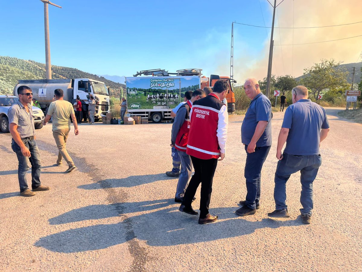 izmirASHM's tweet photo. İl Müdürümüz Melih KELEŞ, İl Müdür Yardımcımız Adem SOYLU ve Ödemiş Sosyal Hizmet Merkezi Psiko-sosyal ekiplerimiz ile birlikte  Ödemiş ilçesinde yangının etkili olduğu  köylerde tahliye çalışmalarında vatandaşlarımıza yardımcı olmaya, ihtiyaçlarını belirlemeye çalıştık.
@tcailesosyal 
@izmirvaliligi
