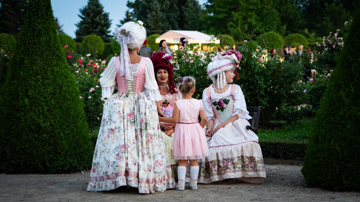 “Senās mūzikas festivāla”  ietvaros 12. jūlijā koncertdienu Rundāles pilī iesāks pasākumi bērniem – 11:30 radošās darbnīcas, 13:00 uz Rundāles pils dārza lielās skatuves sāksies koncertuzvedums “Princese un trīs burvju mīklas”. Plašāk: smf.lv