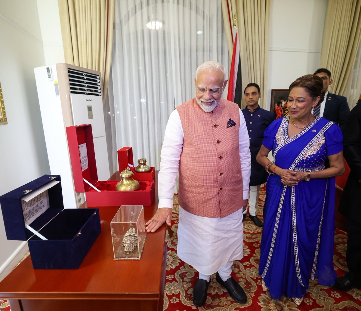 ikaushaldave's tweet photo. 🇮🇳 🤝 🇹🇹

માનનીય પ્રધાનમંત્રી શ્રી @narendramodi જીએ ત્રિનિદાદ અને ટોબેગોના પ્રધાનમંત્રી શ્રીમતી કમલા પ્રસાદ-બિસ્સેસારને શ્રીરામ મંદિરની પ્રતિકૃતિ તેમજ સરયૂ નદીનું અને મહાકુંભનું પવિત્ર જળ ભેટ સ્વરૂપે આપ્યું. https://t.co/72IdGfDZP8