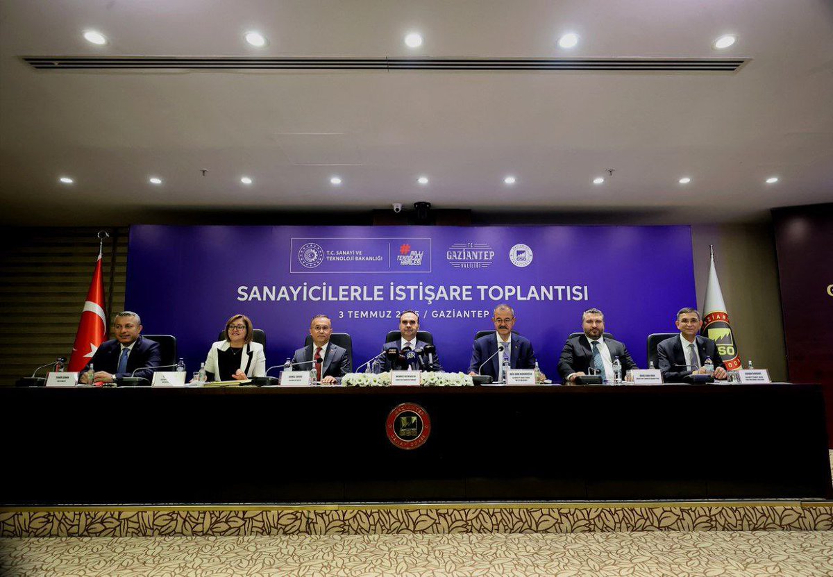 Üretim ve ihracatın öncü şehri Gaziantep’de sanayicilerimizle bir araya geldik. 

Yeni yatırım teşvik sistemimizle sanayicilerimiz için sunduğumuz fırsatları, dijital ve yeşil dönüşüm programlarımızı, Gaziantep sanayisinin teknoloji seviyesini yükseltmeye ilişkin çalışmalarımızı,