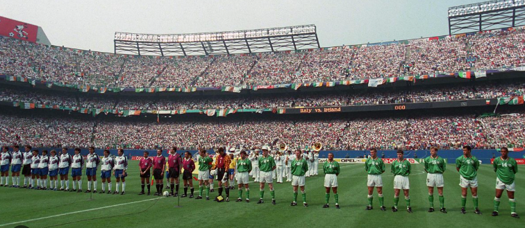 🏟️ Al hilo de que Madrid y Dortmund juegan mañana en Nueva Jersey cuento por aquí una bonita historia que está vinculada con este lugar. Fue en 1994 en el Mundial de Estados Unidos y con un calor extremo que hizo peligrar el partido. Se jugaba uno de los duelos icónicos de los