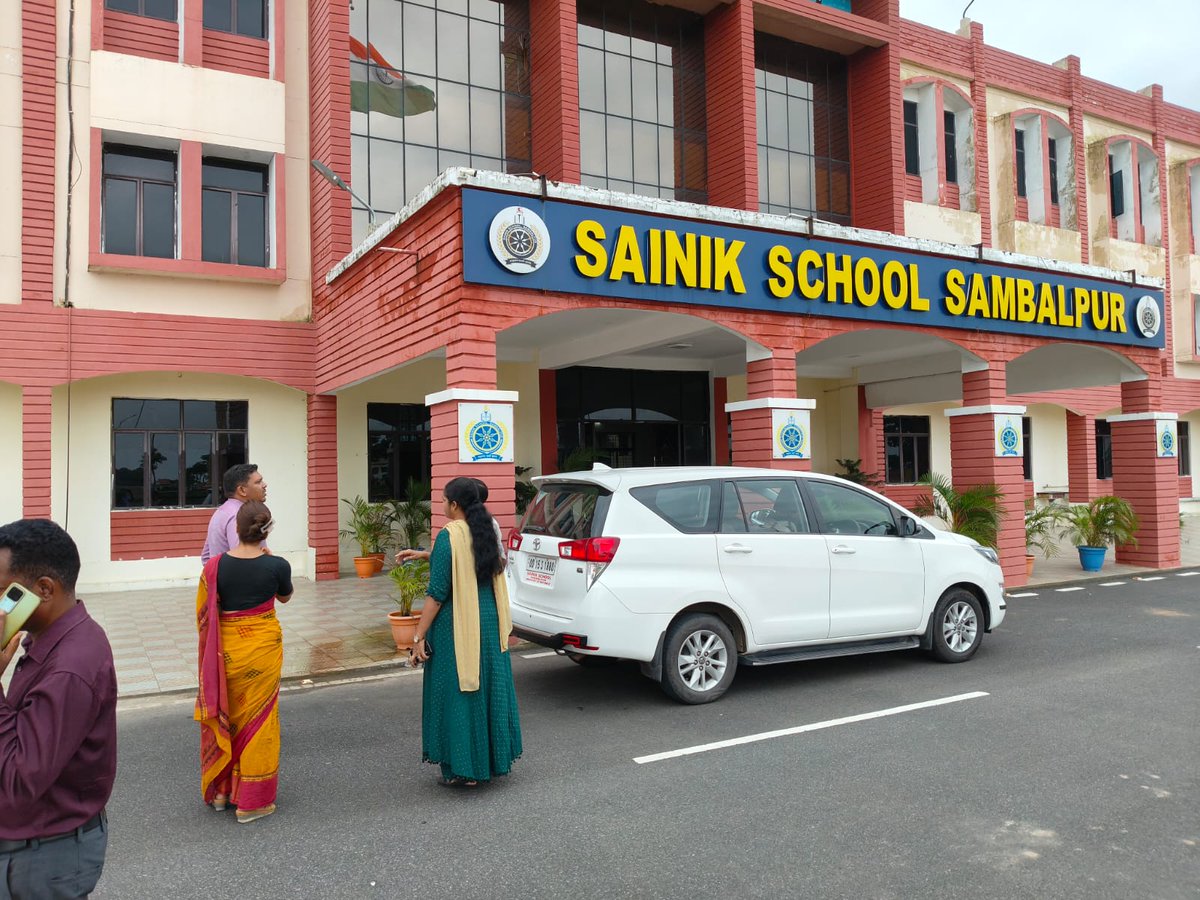 SMC_Sambalpur's tweet photo. Commissioner SMC visited the Sainik School and discussed with the authorities to strengthen SMC's services in and around the School. https://t.co/cskBfFQKK1