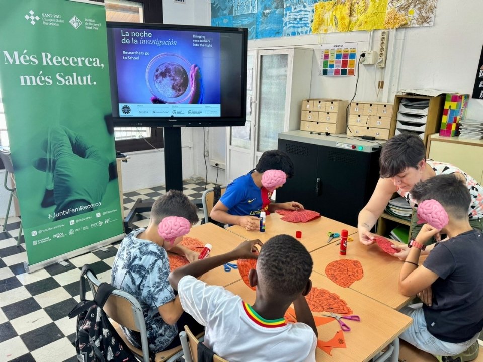 La setmana passada vam participar a “Researchers Go To School”🏫

🔬Es tracta d’una iniciativa en què investigadors i investigadores ofereixen activitats a escoles perquè estudiants de totes les edats hi puguin interactuar directament i conèixer de prop la feina de científic.