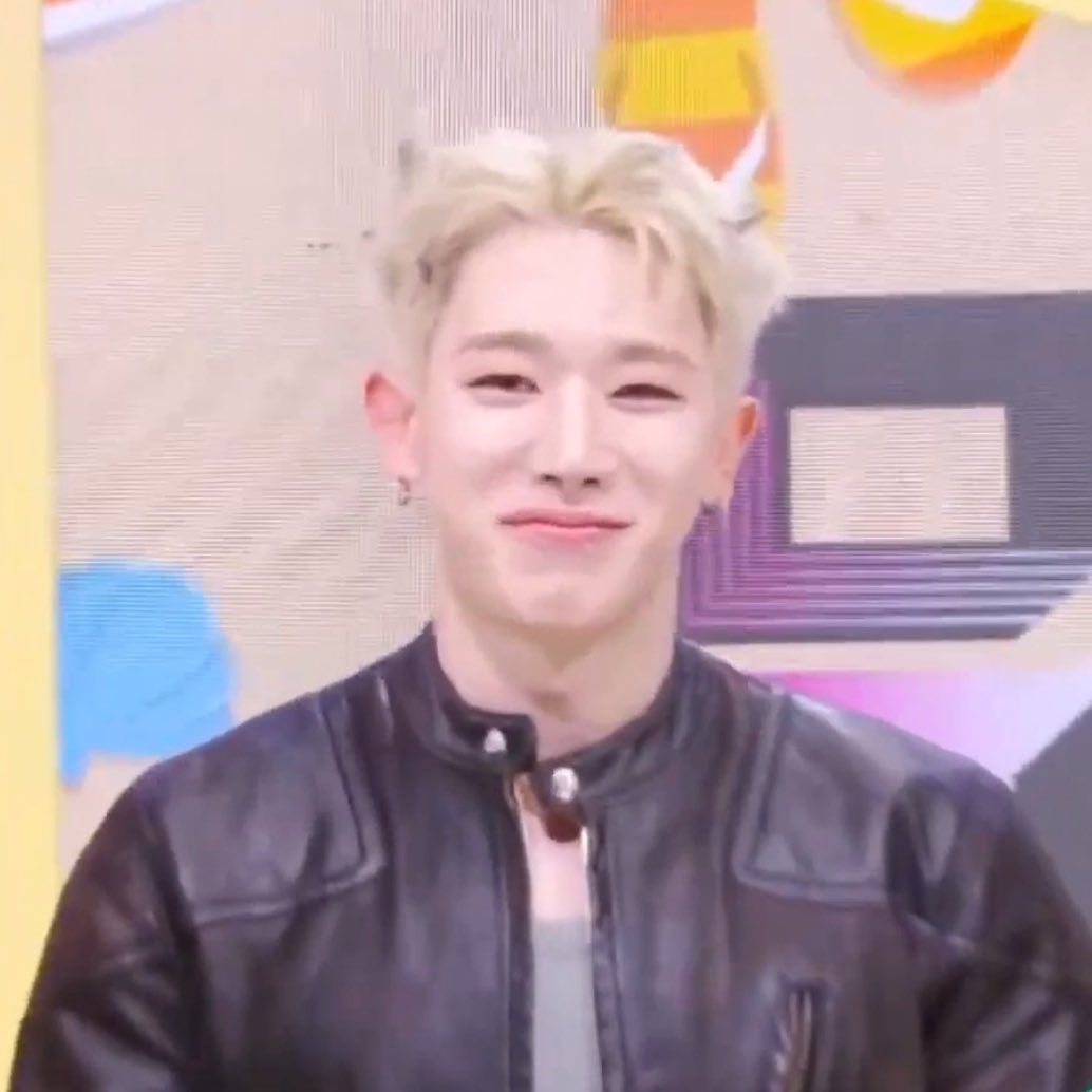 wongust_d's tweet photo. We’re getting adorable devil horns Wonho again 😭😭  #원호 #WONHO 

2021                                         2025 https://t.co/xGAcmcfbvY