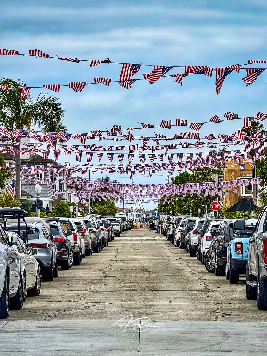 MtnMama406's tweet photo. THIS is CALIFORNIA.
Balboa Island is Ready For The 4th Of July!! ๐บ๐ธ๐บ๐ธ๐บ๐ธ
LOTS of neighborhoods have these banners strung across the street from one home to another. The countdown is on!
And that's just life in Orange County's beach towns.....
#RedCalifornia https://t.co/cxcj4XvAvj