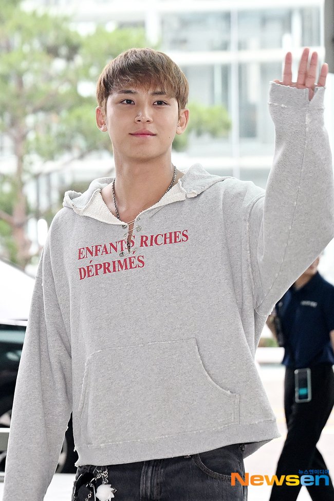 [📸] 250704 ICN ✈️ KUL

Korang!!! Mingyu dah OTW nak datang Malaysia~ 🤩🇲🇾👏👏

Cr: Newsen

#MINGYUISCOMING #SEVENTEEN #MINGYU #민규 #MINGYUinMY #SEVENTEENINMY