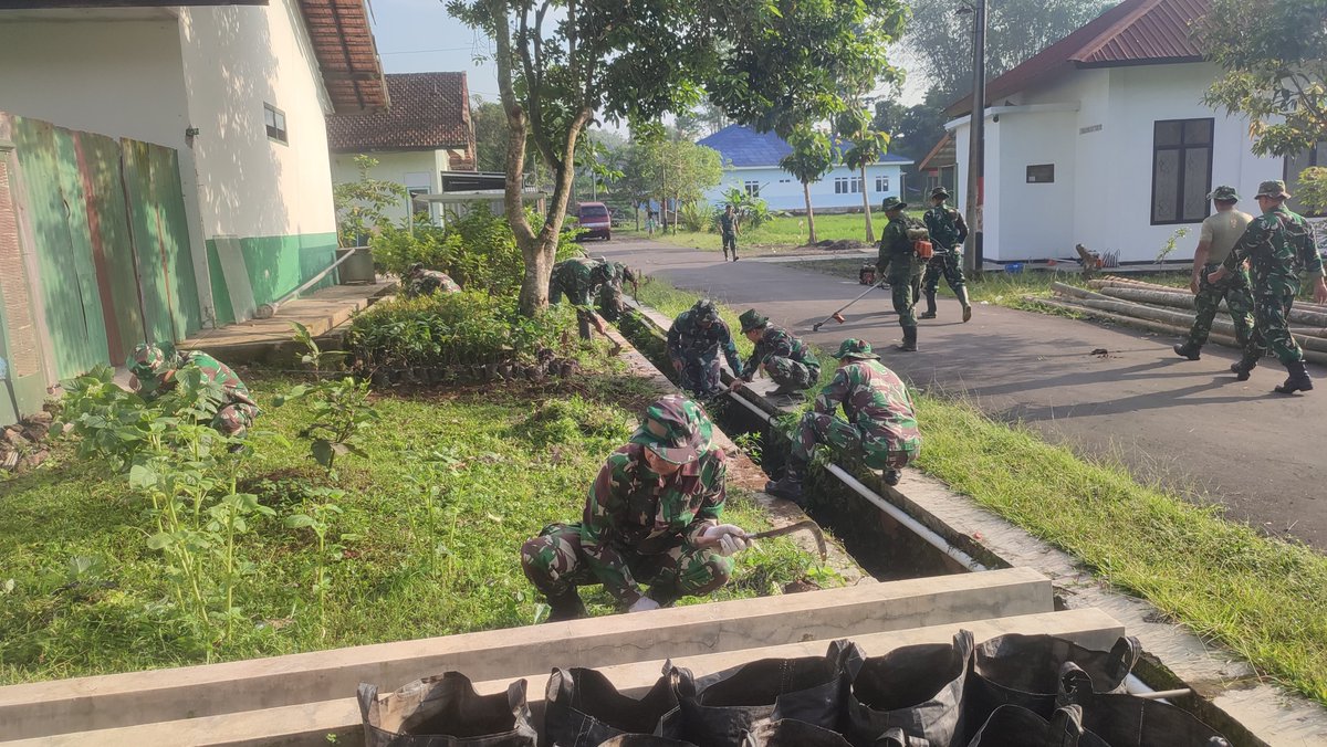 Wujudkan Lingkungan Bersih dan Sehat, Kodim 0706/Temanggung Gelar Kerja Bakti di Asrama Sroyo