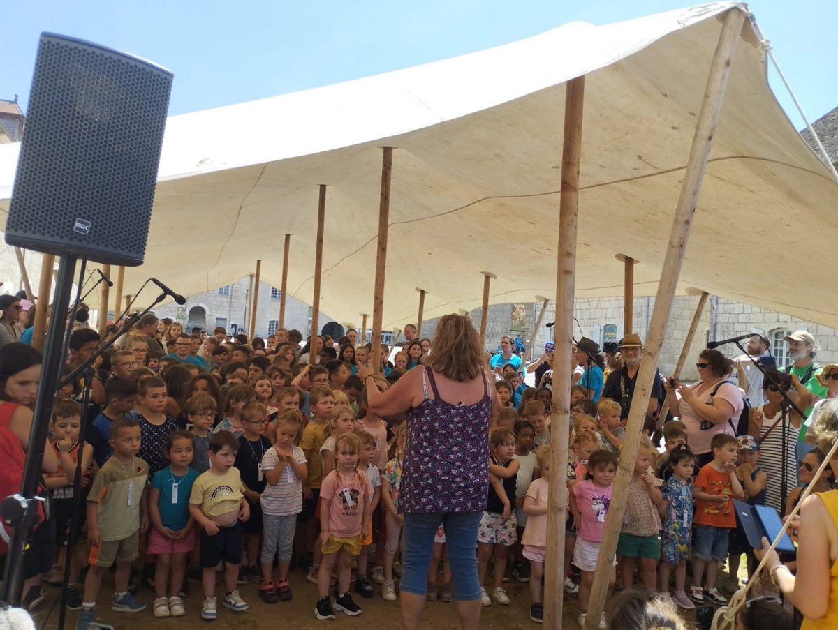 Un nouvel article sur le site de la DSDEN25 consacré au projet "La Citadelle chante" qui fêtait son 20e anniversaire avec plus de 2000 jeunes choristes ! Article entièrement réalisé par 3 élèves stagiaires de seconde à la DSDEN. 
ac-besancon.fr/2-000-eleves-f…