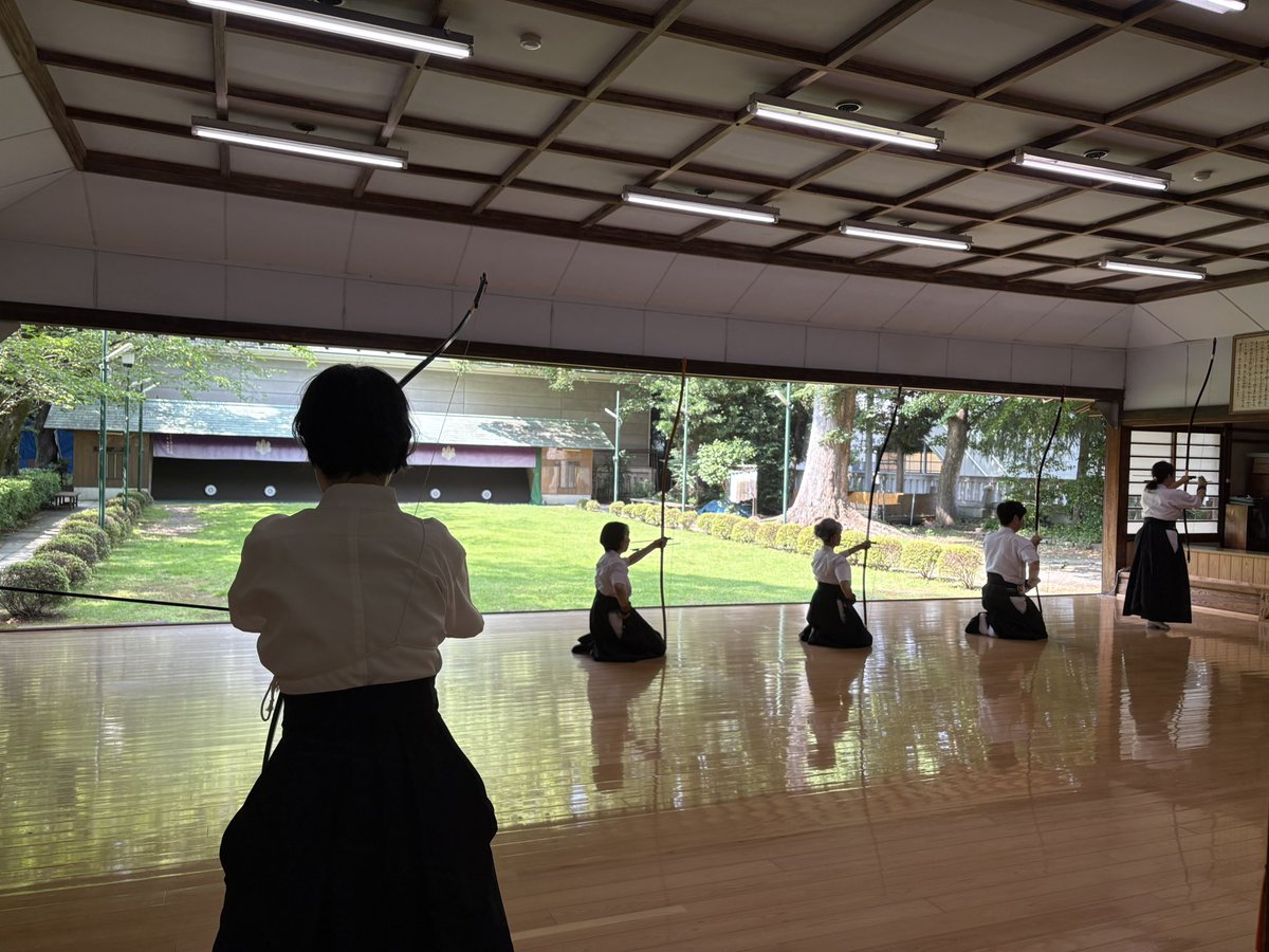 今日もT先生の弓道塾に参加
縦線をもっと意識して、鋭い離れを目指そう！
弓手がブレてイマイチな私😅
稽古が足りない
もっと引きたい🎯