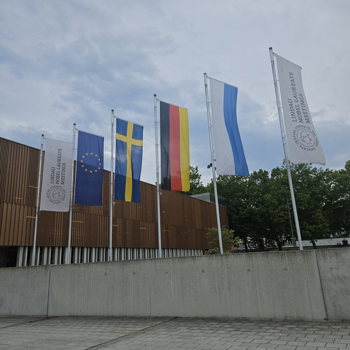 HybridNano's tweet image. Yesterday, I had the pleasure of leading our #SolTech team at the Lindau Nobel Laureate Meeting 🇩🇪. Together, we showcased innovative solar research from 48 groups across 5 Bavarian universities. The atmosphere was incredibly inspiring! ☀️🔬 🌎#LindauMeeting #SolarTech #Science