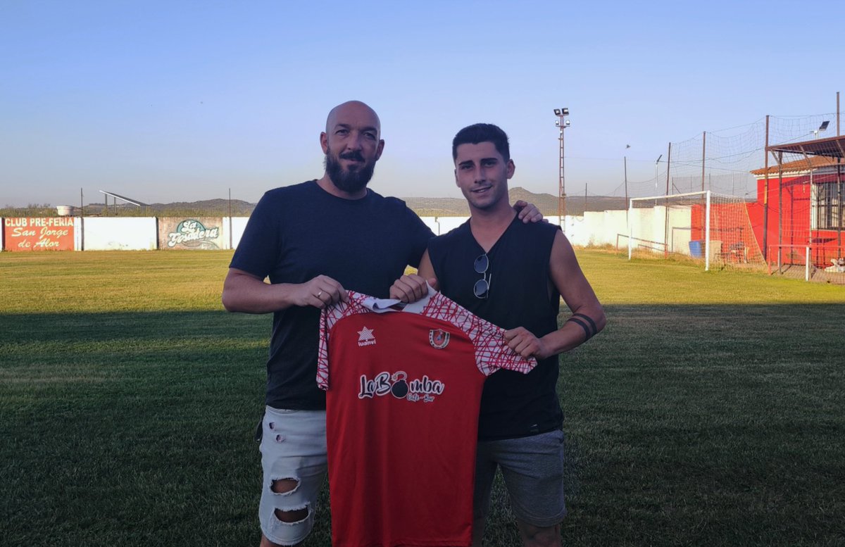 Aquí tenemos a nuestro fichaje en su nueva casa con el míster.

¡Seguimos 💪🏼!

Aúpa San Jorge 🔴⚪