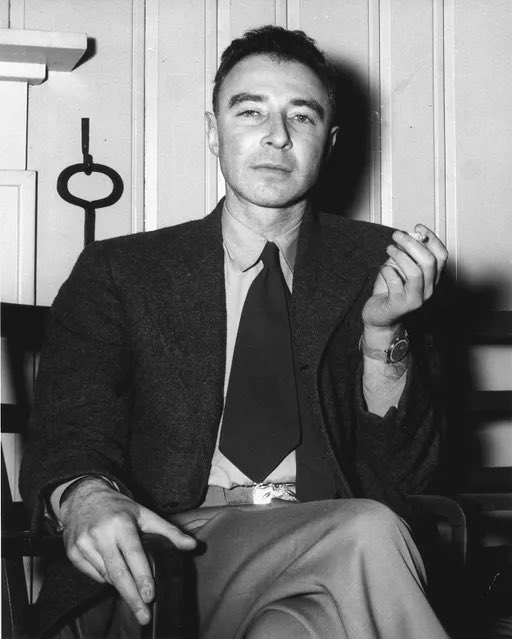 Bu adam, atom bombasının ardındaki dehaydı.  

Ancak Hiroşima ve Nagazaki’den sonra, ABD hükümetinin ona nasıl davrandığına inanamazsınız…  

Atom bombasının J. Robert Oppenheimer’ı nasıl yok ettiğinin hikayesi..