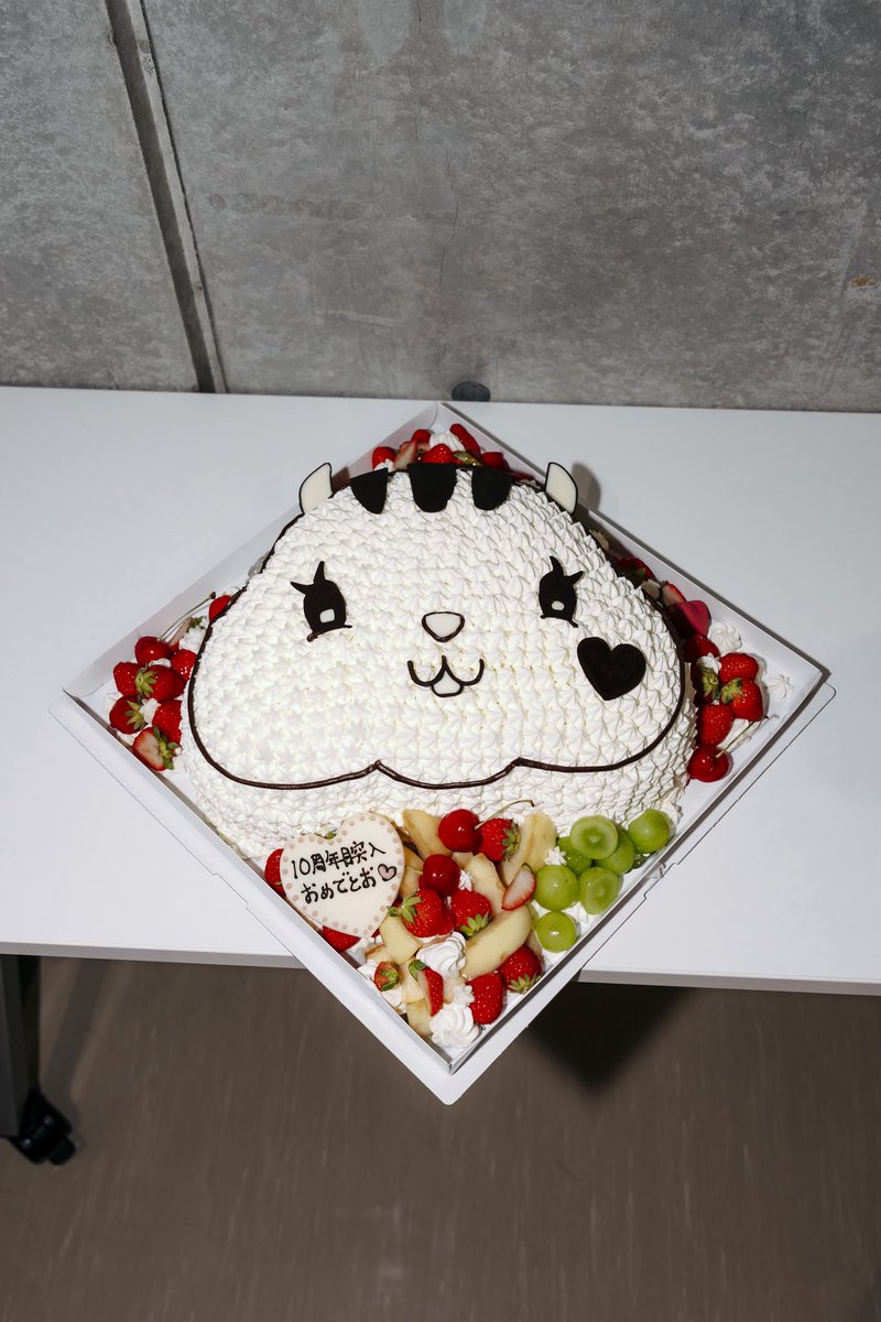 お兄ちゃん家族がこんな素敵なケーキを用意してくれました🥹💗
これすごすぎない！？
ケーキの可愛さと迫力で驚きも感動も止まらなかった🥹

お祝いのたびにいろんなケーキやサプライズをしてくれるお義姉たま🥹
いつもありがとおおお
姪っ子甥っ子のメッセージまでついてて嬉しいの極み🥹🤝