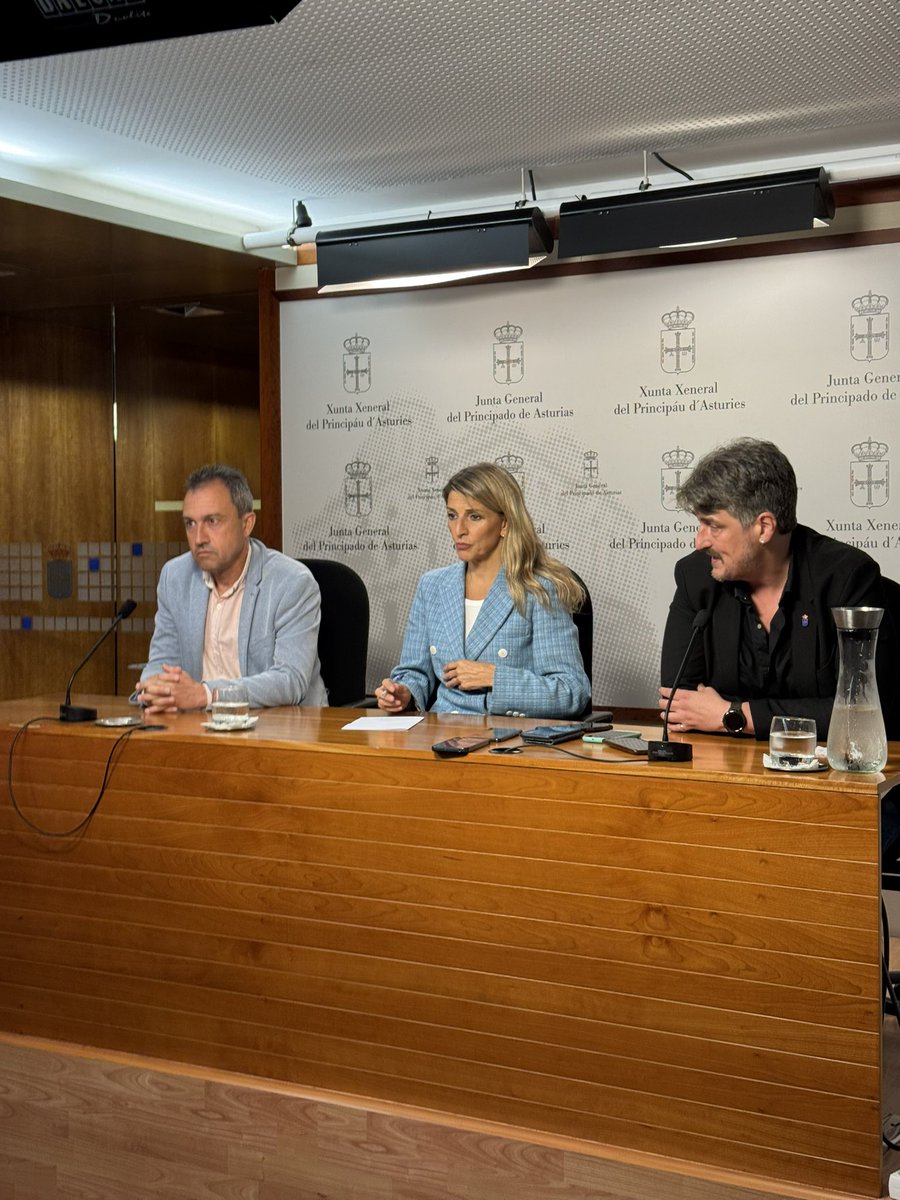 Con la vicepresidenta segunda y ministra de Trabajo tras una reunión con las 6 de La Suiza, en un encuentro en el que hemos mostrado todo nuestro apoyo que también llega con el respaldo del <a href="/GobAsturias/">Principado de Asturias</a> y ahora con el de <a href="/Yolanda_Diaz_/">Yolanda Díaz</a>, explican <a href="/xabelvegas/">Xabel Vegas #MovimientoSumar 🇵🇸</a> y <a href="/ovizapico/">Ovidio Zapico</a>