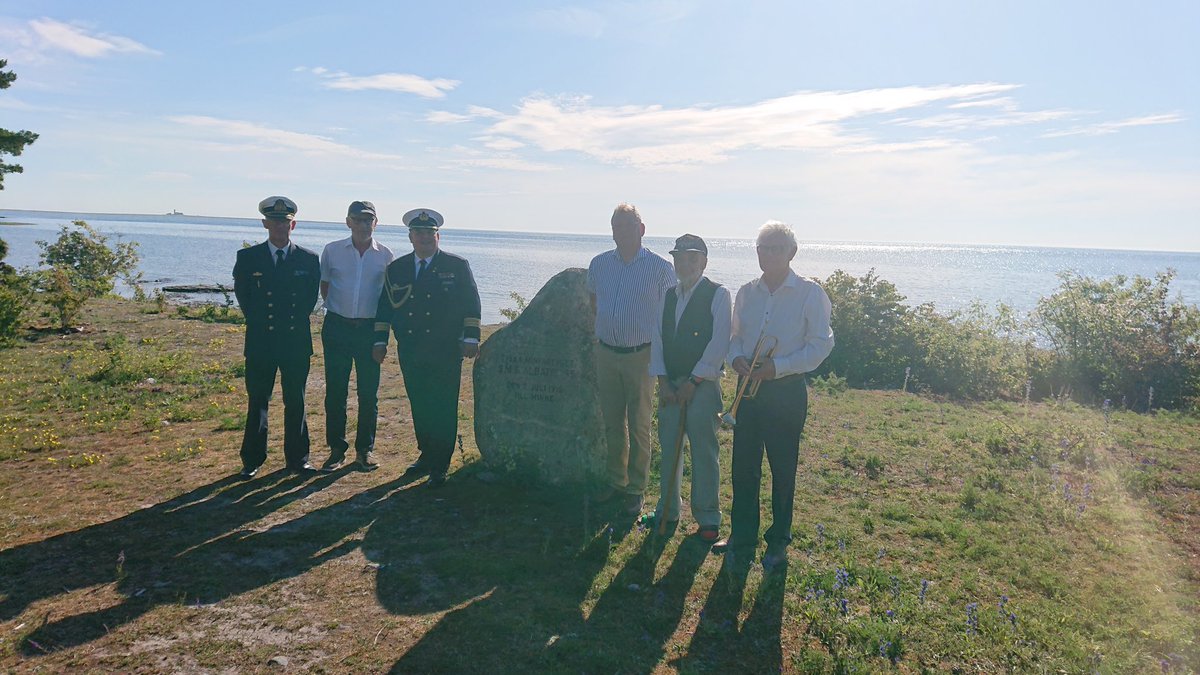 TyskaAmbassaden's tweet image. Den 2 juli hedrade vi minnet av de tyska soldaterna som år 1915 stupade när det tyska marinfartyget ALBATROSS attackerades av ryska marinfartyg utanför Gotland. 🇩🇪🇸🇪
Tack till våra svenska vänner för det starka engagemanget och stödet – då som nu.
#Albatross