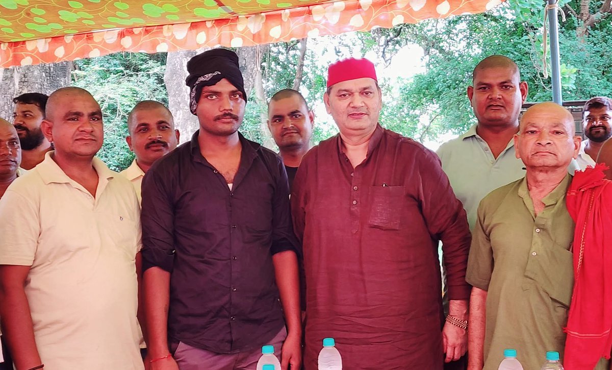 रहायकपुर,लंभुआ में अजय यादव जी के पूज्य पिताजी के मरणोपरांत तेरहवीं संस्कार में सम्मिलित होकर श्रद्धांजलि अर्पित की।
ईश्वर दिवंगत आत्मा को अपने श्रीचरणों में स्थान दें।