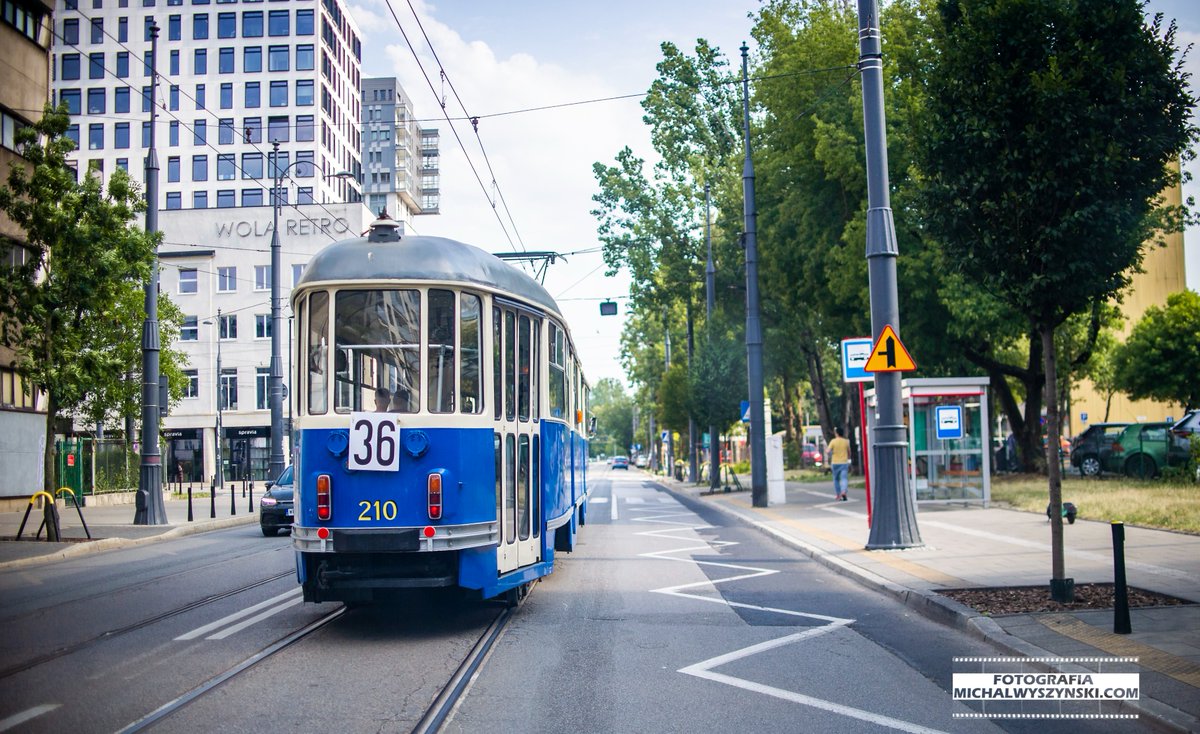 wyszynski_m's tweet image. Dźwięk zamykanych drzwi, dzwonek i linka hamulcowa siedzi w pamięci każdego Warszawiaka, który miał przyjemność poruszać się po mieście tym modelem.
#warszawa #mazowieckie #czerwiec #droga #architektura
#fotografia #miasto #fotografia
