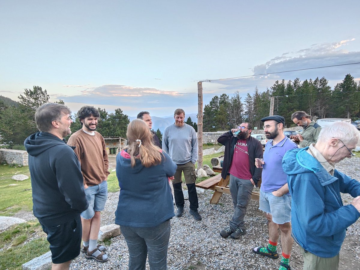 CulturMonts's tweet photo. Cerramos la jornada instalándonos en el @RefugiMalniu. Acompañan al equipo #CulturMonts la cooperativa @BitLabCat , que da apoyo con el trabajo de innovación social y audiovisual en la ventana pirenaica. https://t.co/AAcutudOQB