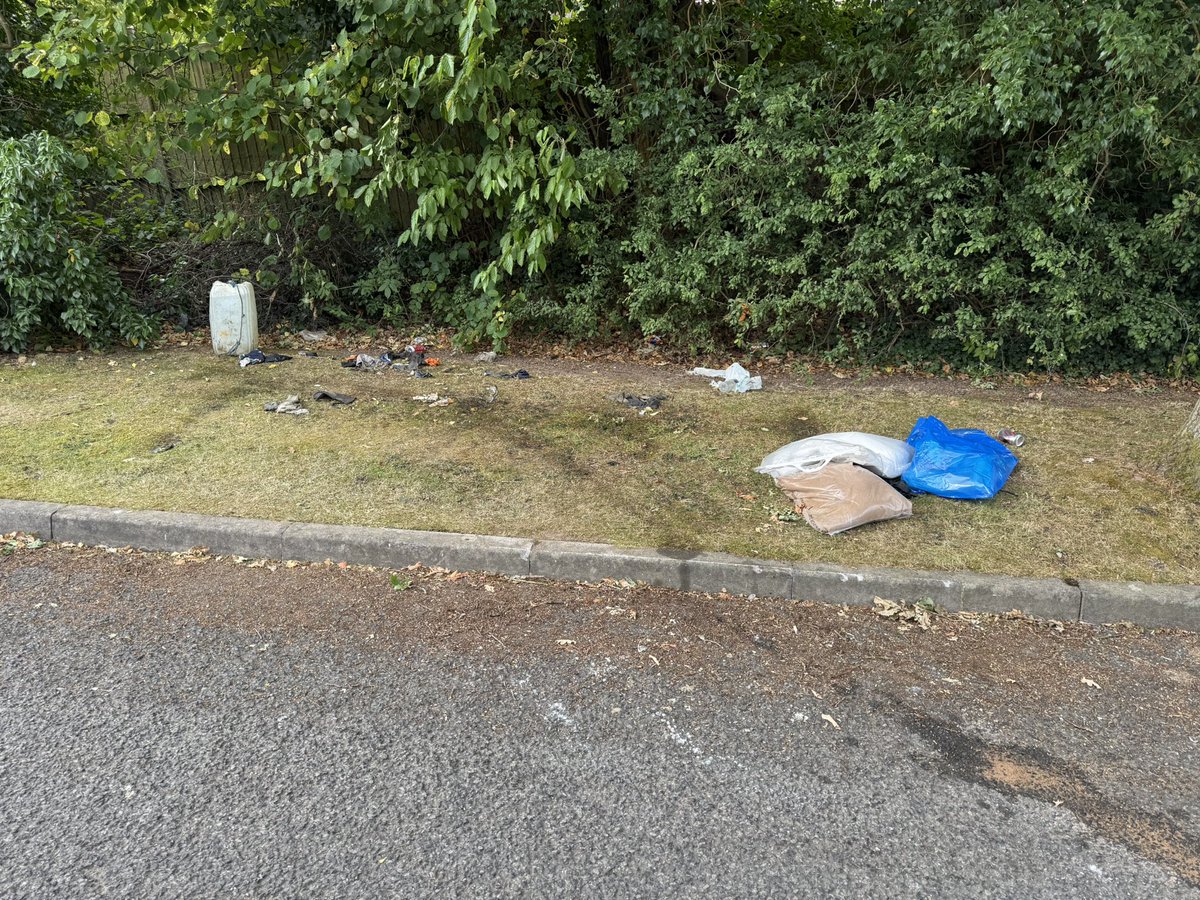 TristBenjamin15's tweet photo. Not good enough #WorcestershireCountyCouncil resurfacing contractors leaving their rubbish behind @worcscc sort out the mess. 
#ChestertonClose #Redditch https://t.co/jZ8OuTIU42
